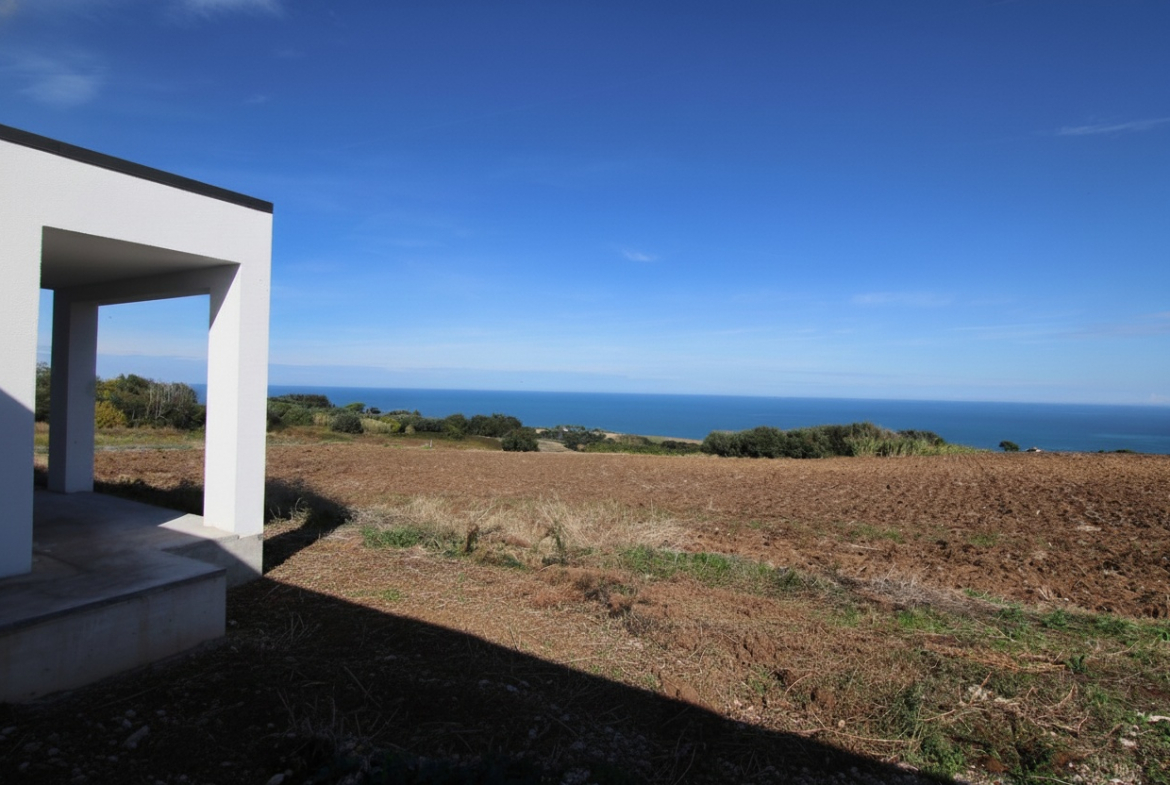 Petacciato, Molise, Il Monolite Bianco sulla Costa Adriatica
