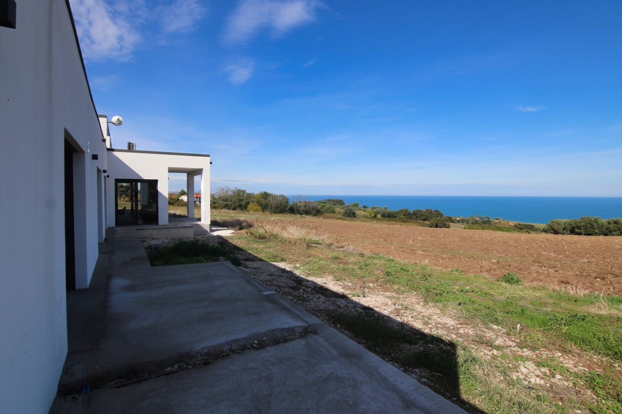 Petacciato, Molise, Il Monolite Bianco sulla Costa Adriatica