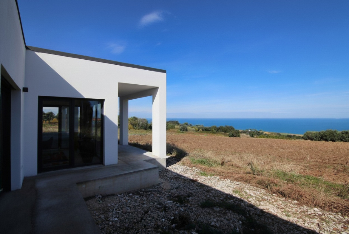 Petacciato, Molise, Il Monolite Bianco sulla Costa Adriatica