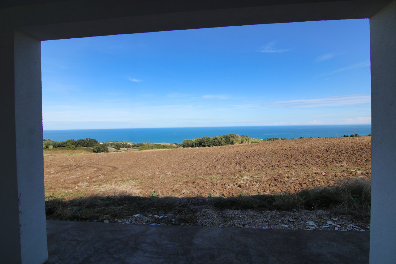 Petacciato, Molise, Il Monolite Bianco sulla Costa Adriatica