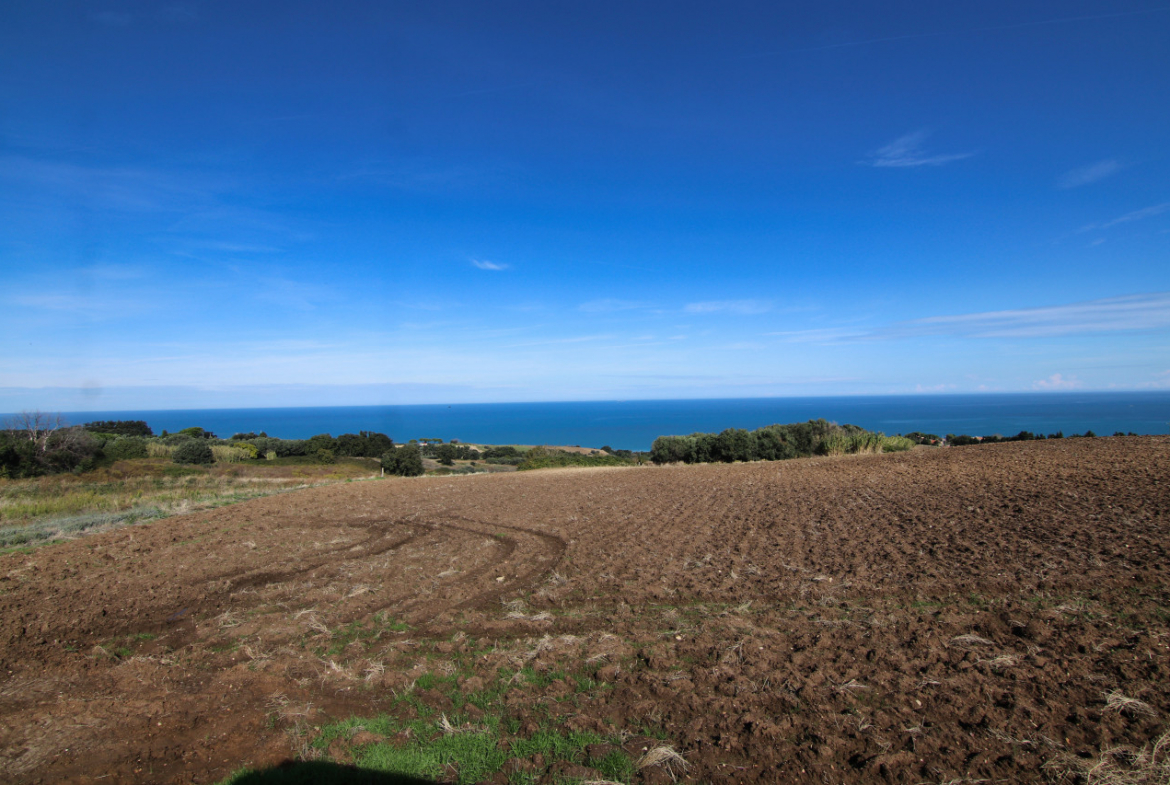 Petacciato, Molise, Il Monolite Bianco sulla Costa Adriatica