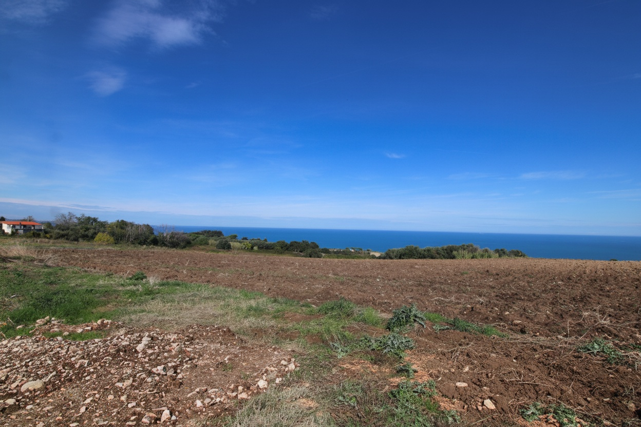 Petacciato, Molise, Il Monolite Bianco sulla Costa Adriatica