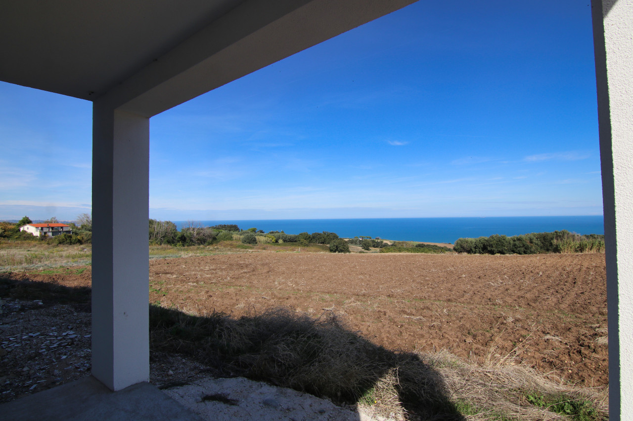 Petacciato, Molise, Il Monolite Bianco sulla Costa Adriatica