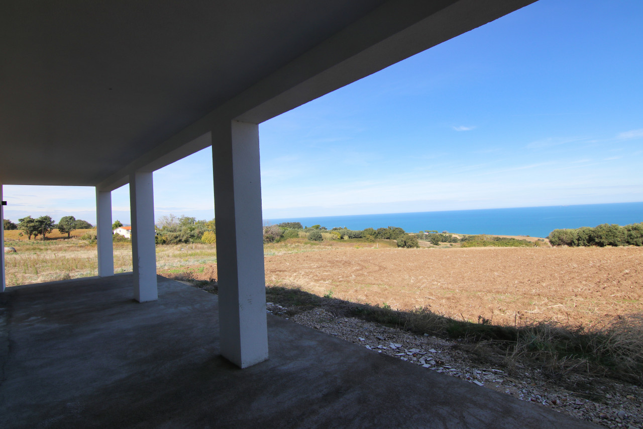 Petacciato, Molise, Il Monolite Bianco sulla Costa Adriatica