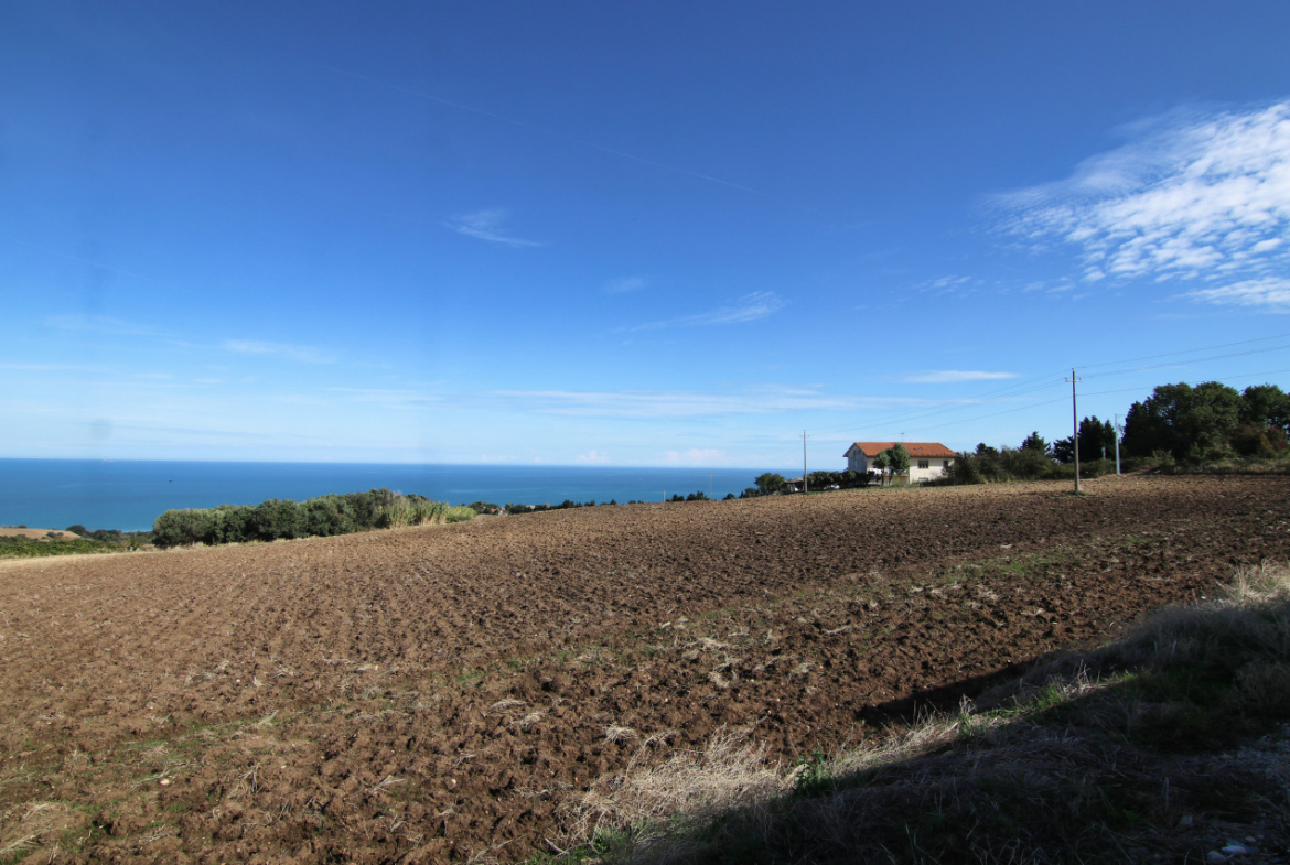 Petacciato, Molise, Il Monolite Bianco sulla Costa Adriatica