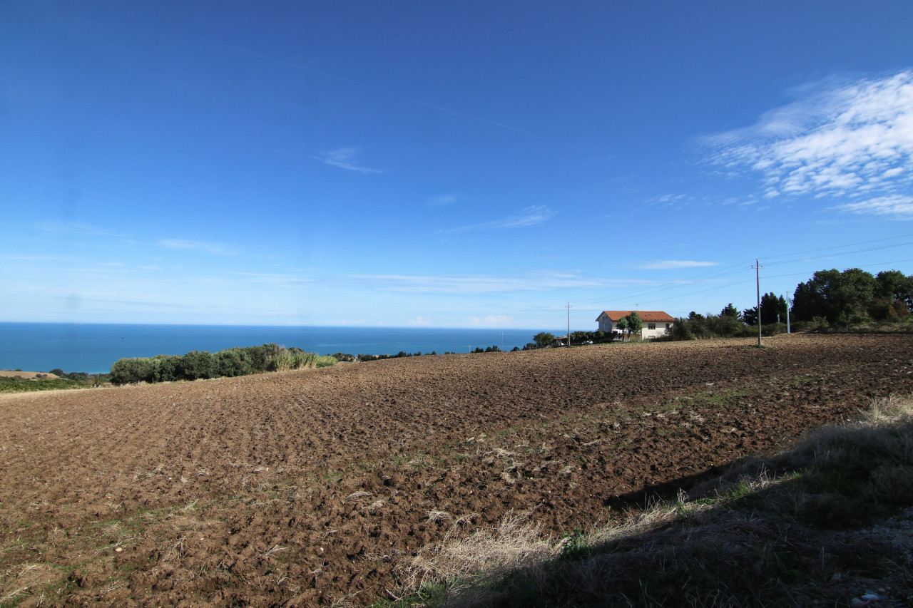 Petacciato, Molise, Il Monolite Bianco sulla Costa Adriatica
