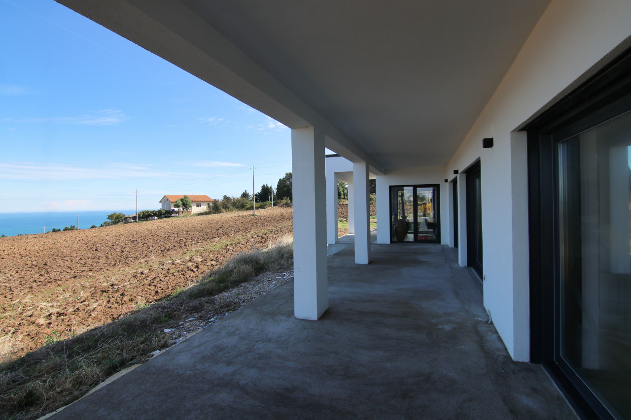 Petacciato, Molise, Il Monolite Bianco sulla Costa Adriatica