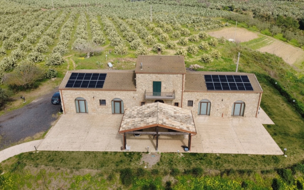 Piazza Armerina una piscina e il casale, nella felicità senza rumore