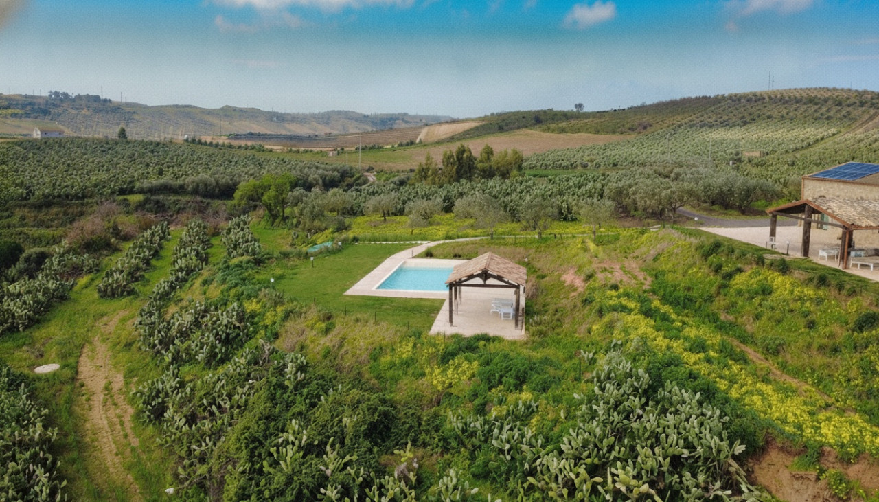 007__drone__12_mod_03 Piazza Armerina una piscina e il casale, nella felicità senza rumore