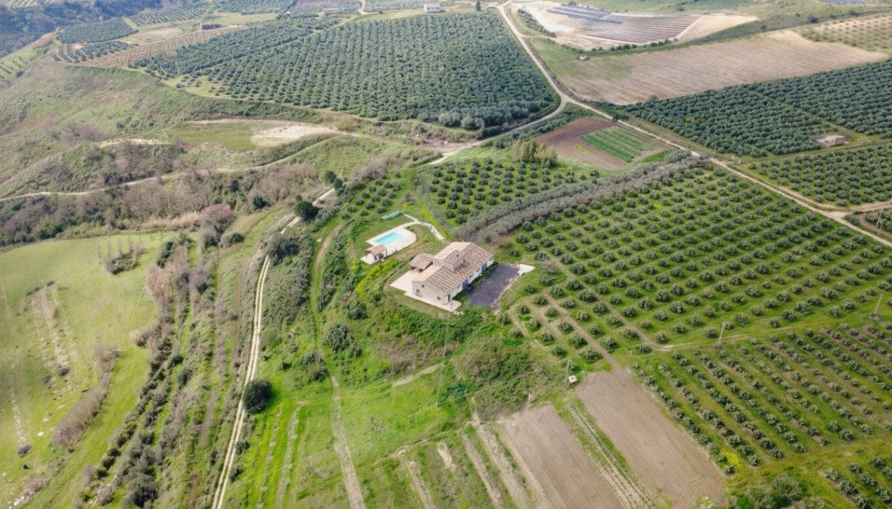 011__drone__7 Piazza Armerina una piscina e il casale, nella felicità senza rumore
