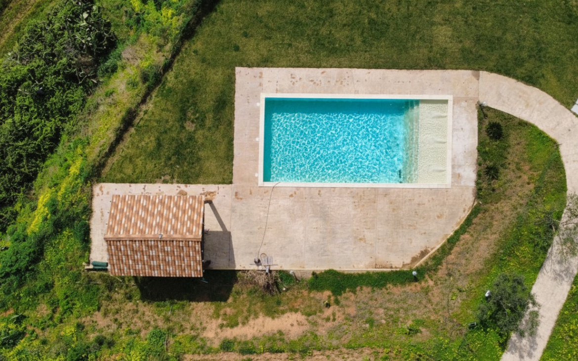 Piazza Armerina una piscina e il casale, nella felicità senza rumore