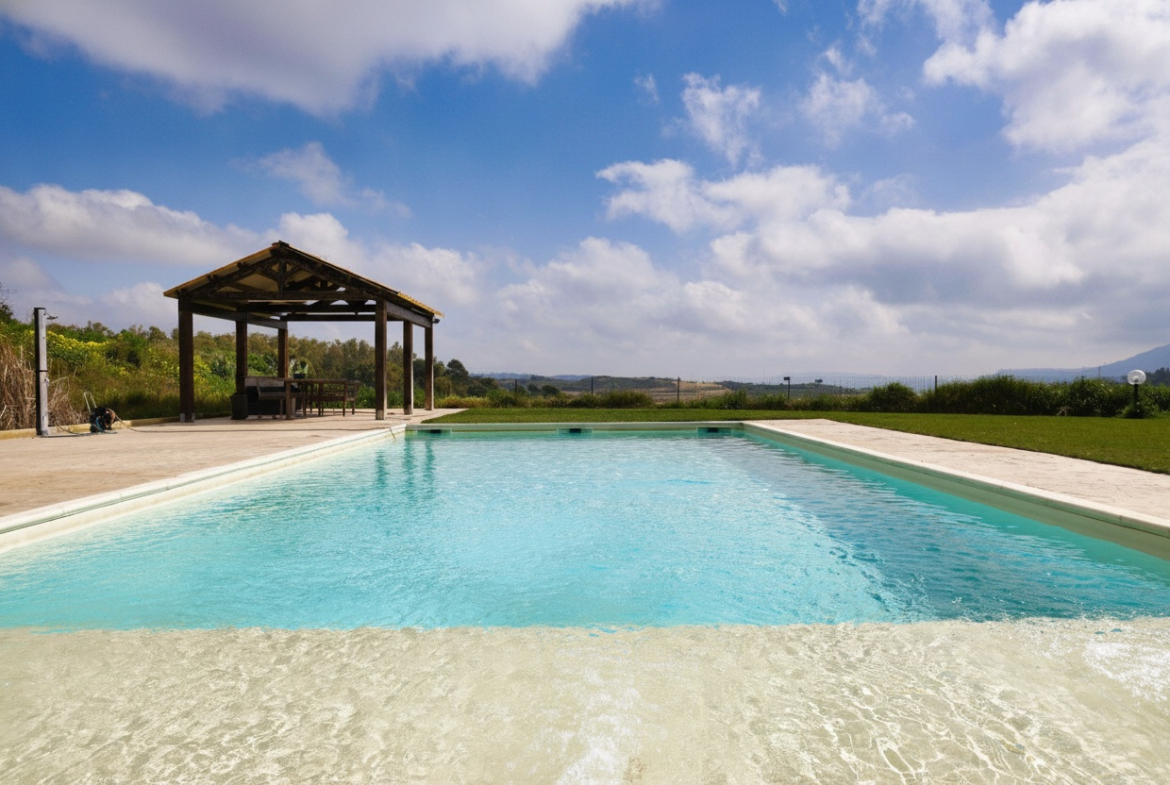 Piazza Armerina una piscina e il casale, nella felicità senza rumore