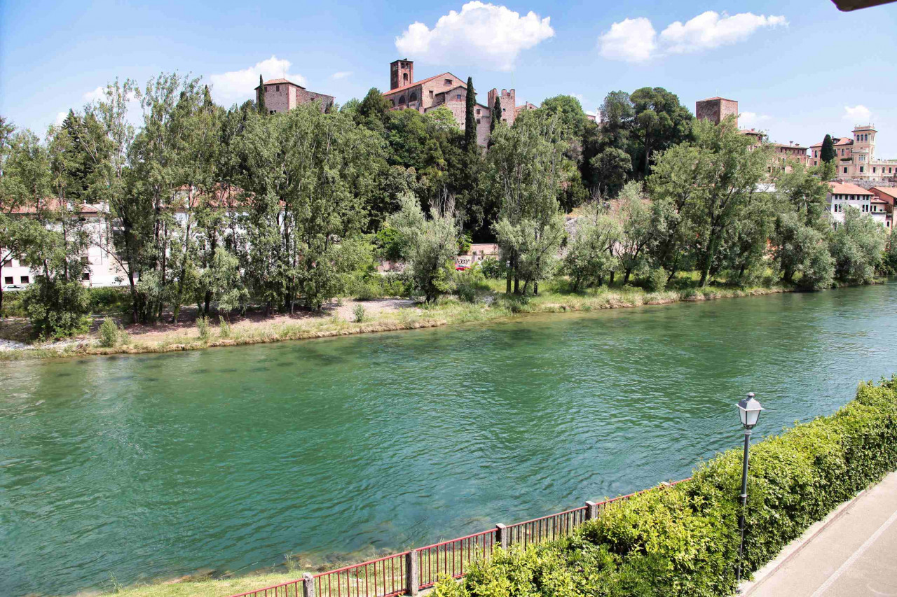 018__012__vista_soggiorno__3 Bassano, attico con vista sul Brenta e Ponte Vecchio