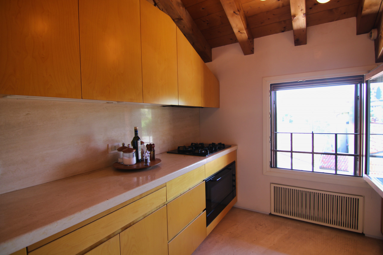 034__cucina__3 Bassano, attico con vista sul Brenta e Ponte Vecchio
