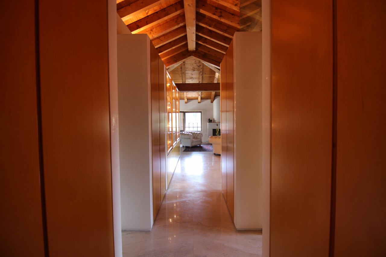 055__corridoio__11 Bassano, attico con vista sul Brenta e Ponte Vecchio