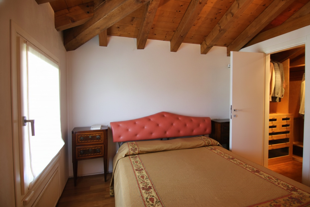 084__stanza_matrimoniale__12 Bassano, attico con vista sul Brenta e Ponte Vecchio