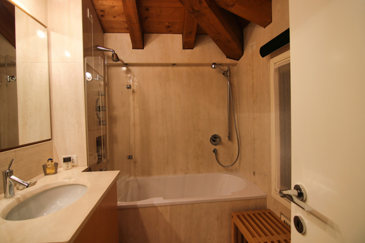 095__bagno_stanza_matrimoniale__3 Bassano, attico con vista sul Brenta e Ponte Vecchio
