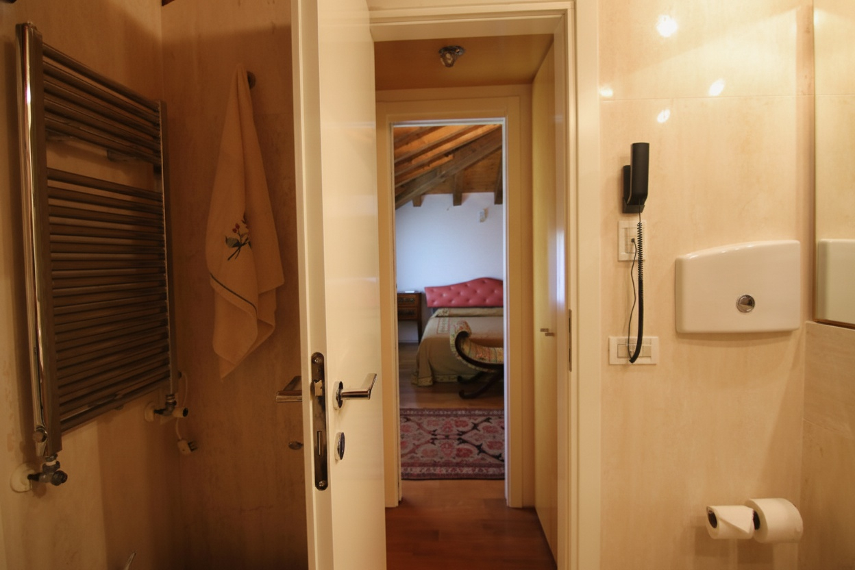 096__bagno_stanza_matrimoniale__5 Bassano, attico con vista sul Brenta e Ponte Vecchio