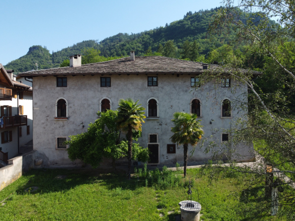 Madrano la casa con la strada imprigionata