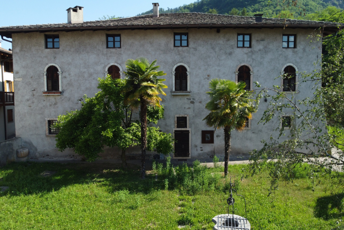Madrano la casa con la strada imprigionata