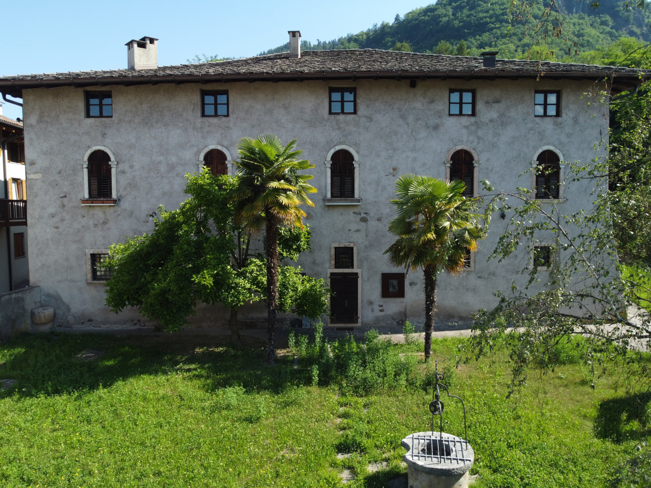 Madrano la casa con la strada imprigionata