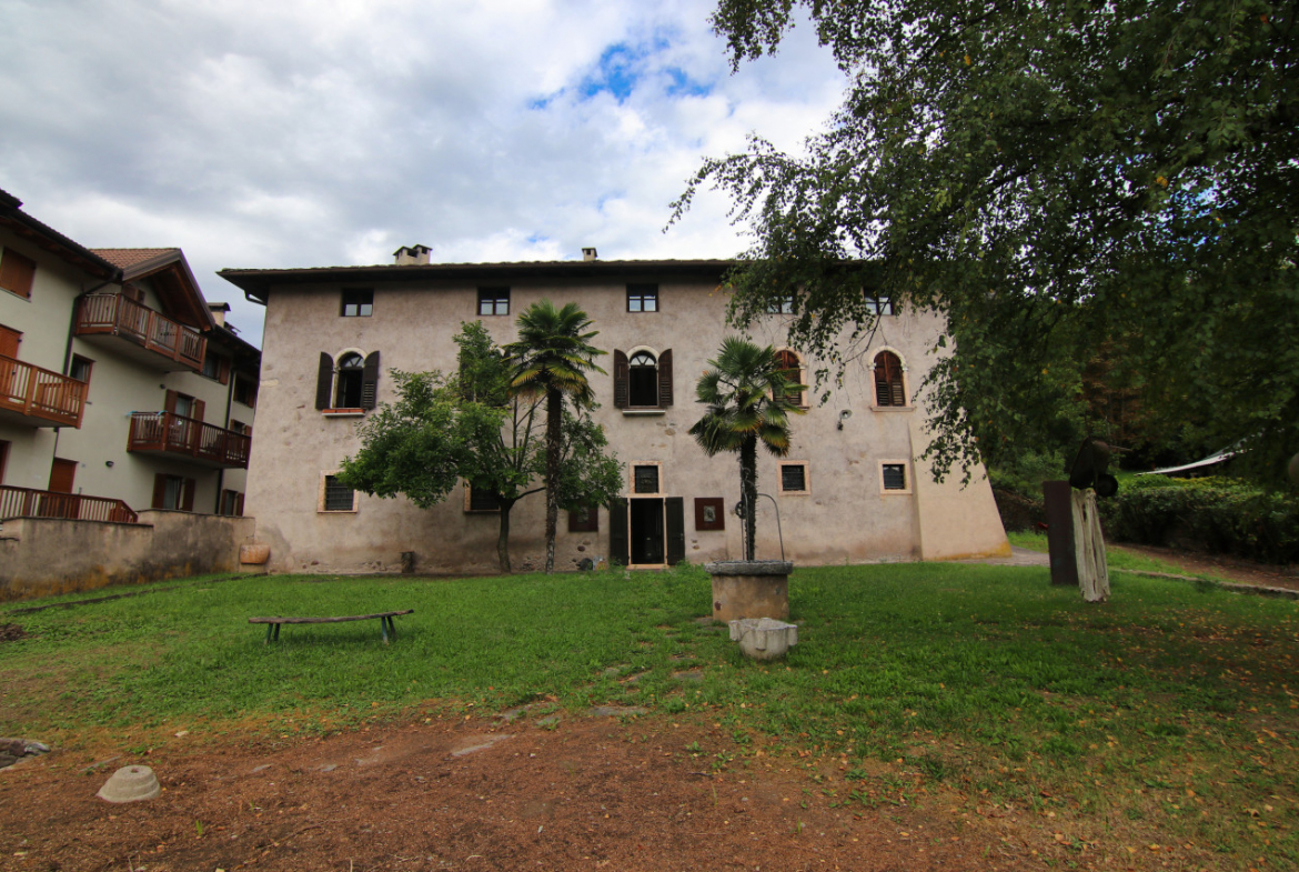 Madrano la casa con la strada imprigionata