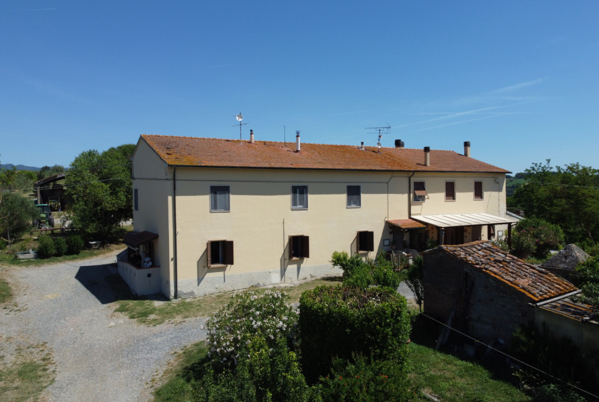 Montecatini, val di Cecina, il rifugio sulla collina