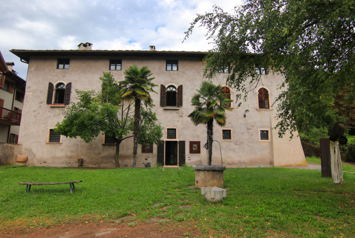 Madrano la casa con la strada imprigionata