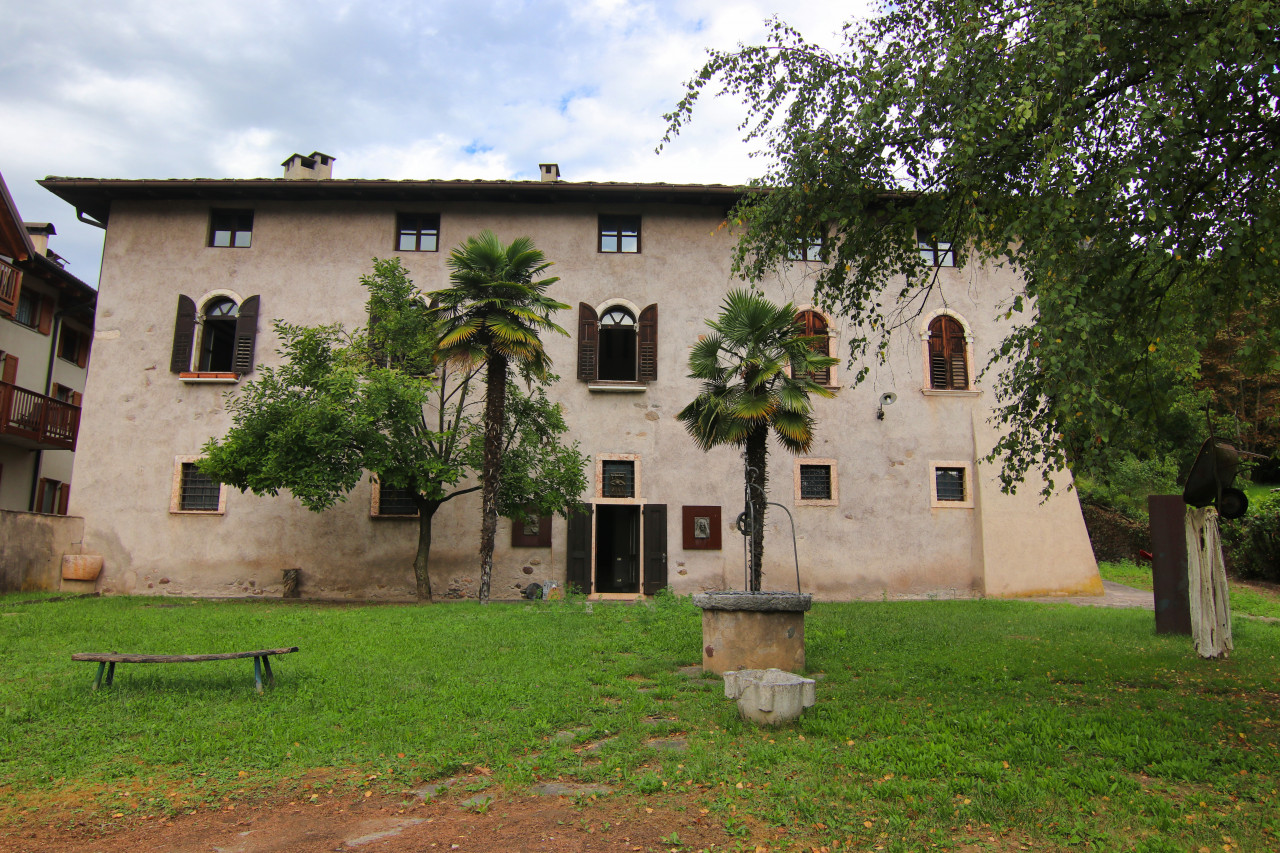 Madrano la casa con la strada imprigionata