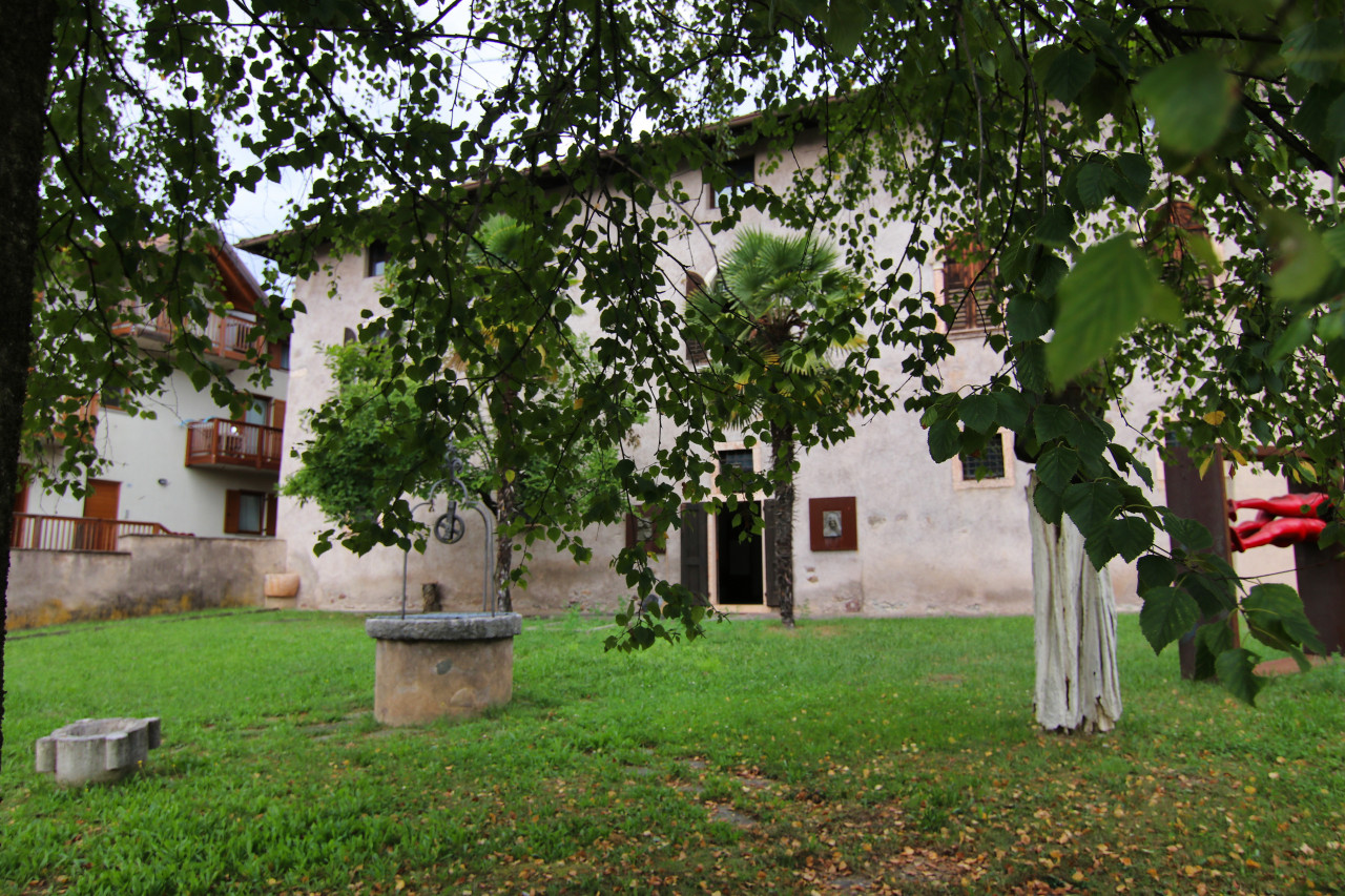 Madrano la casa con la strada imprigionata