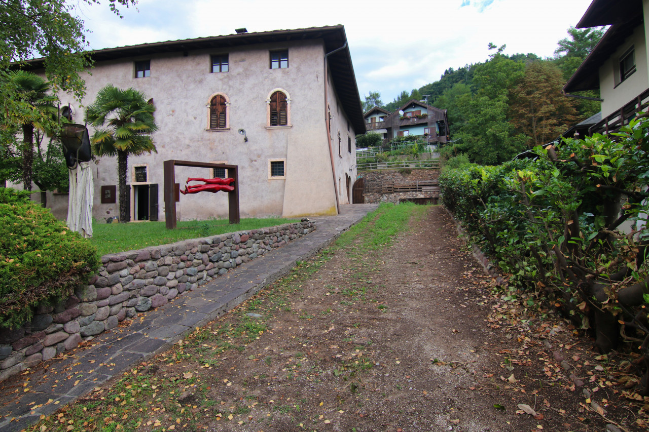 Madrano la casa con la strada imprigionata