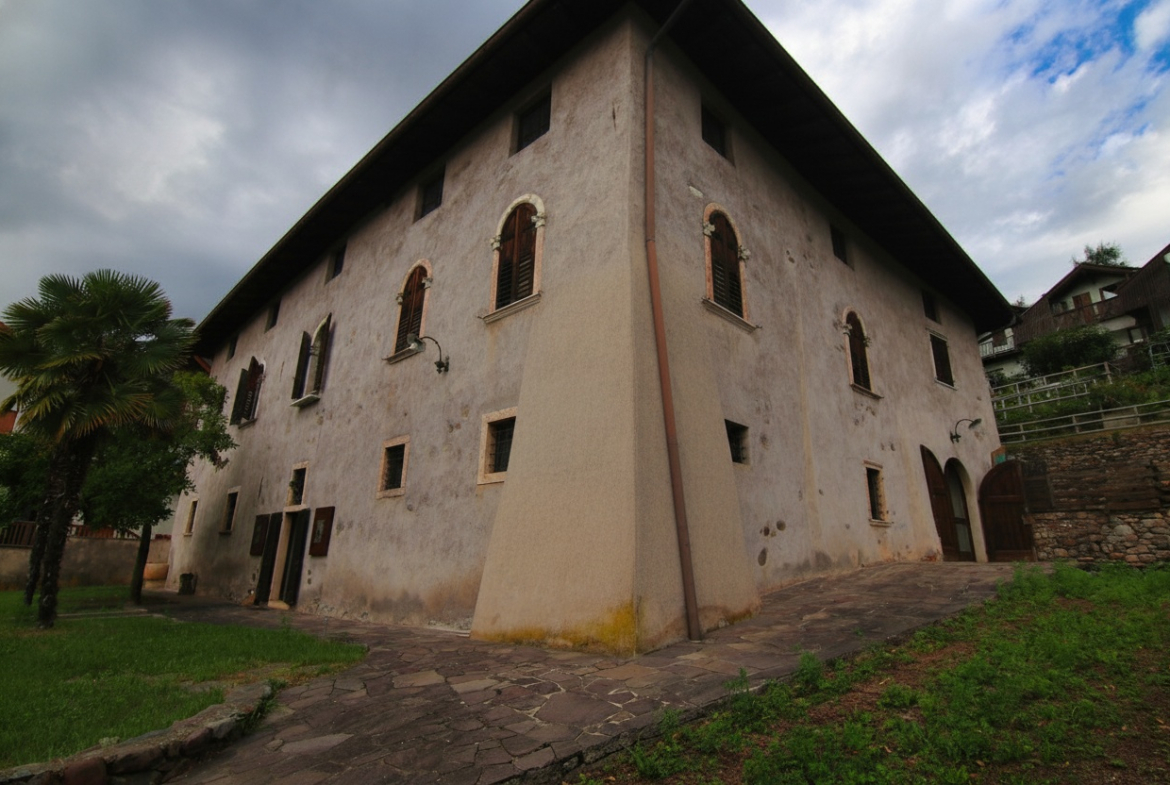 Madrano la casa con la strada imprigionata