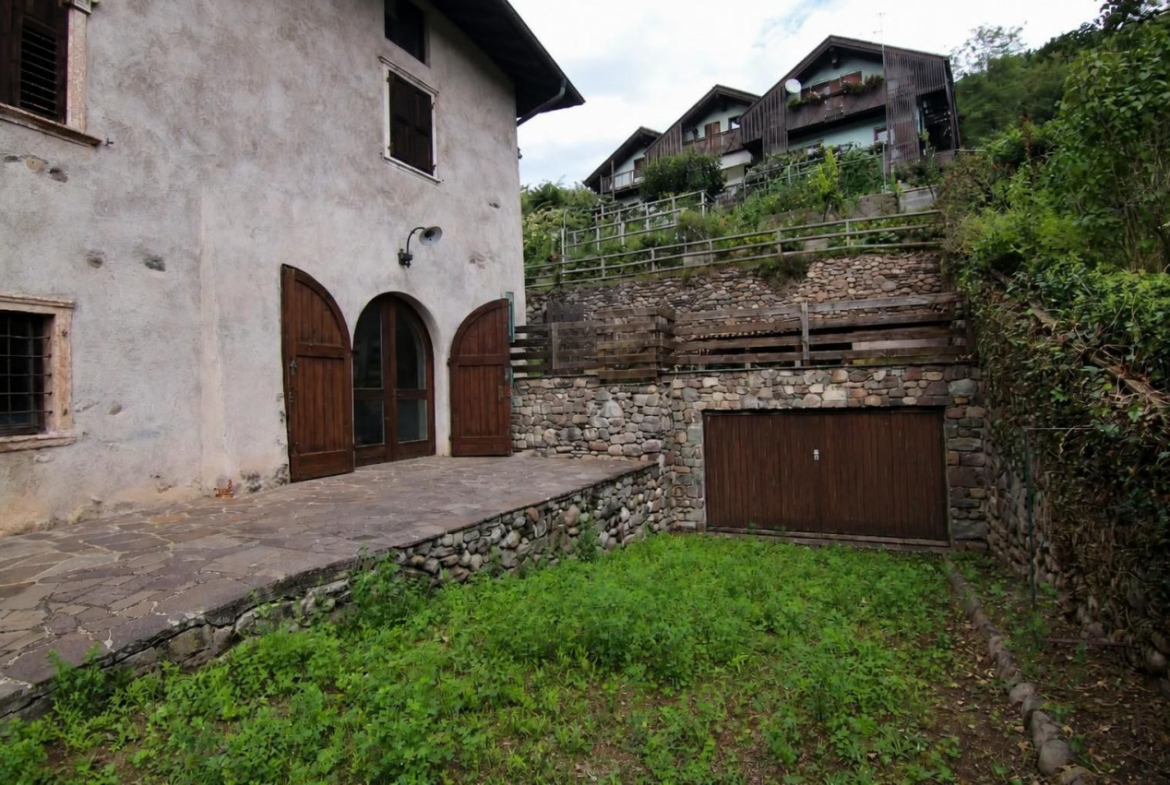 Madrano la casa con la strada imprigionata