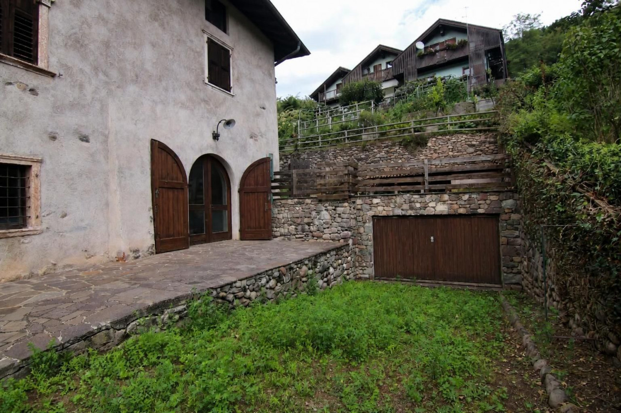Madrano la casa con la strada imprigionata