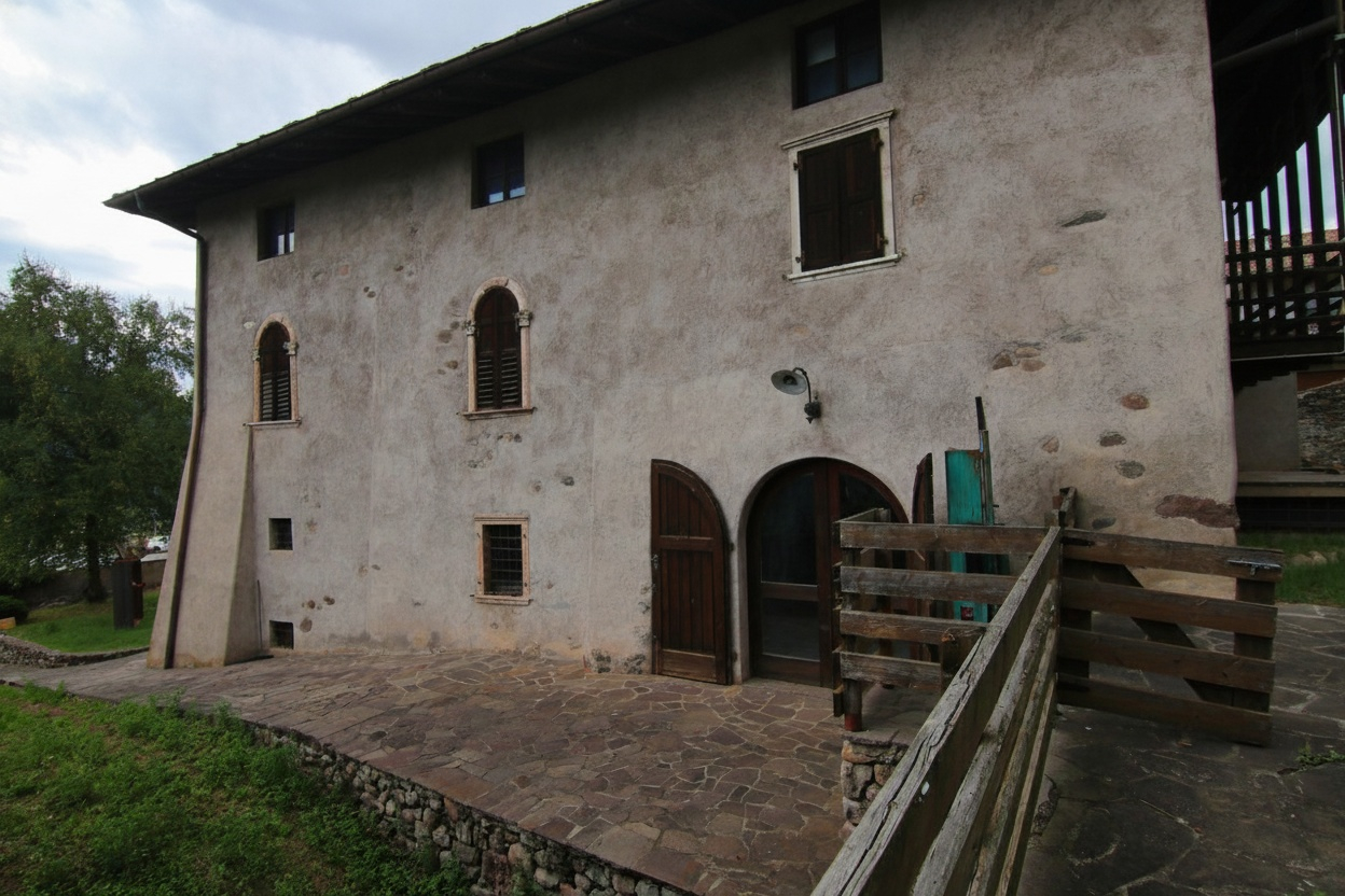 Madrano la casa con la strada imprigionata