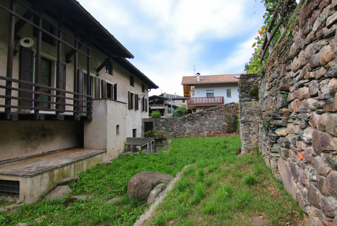Madrano la casa con la strada imprigionata