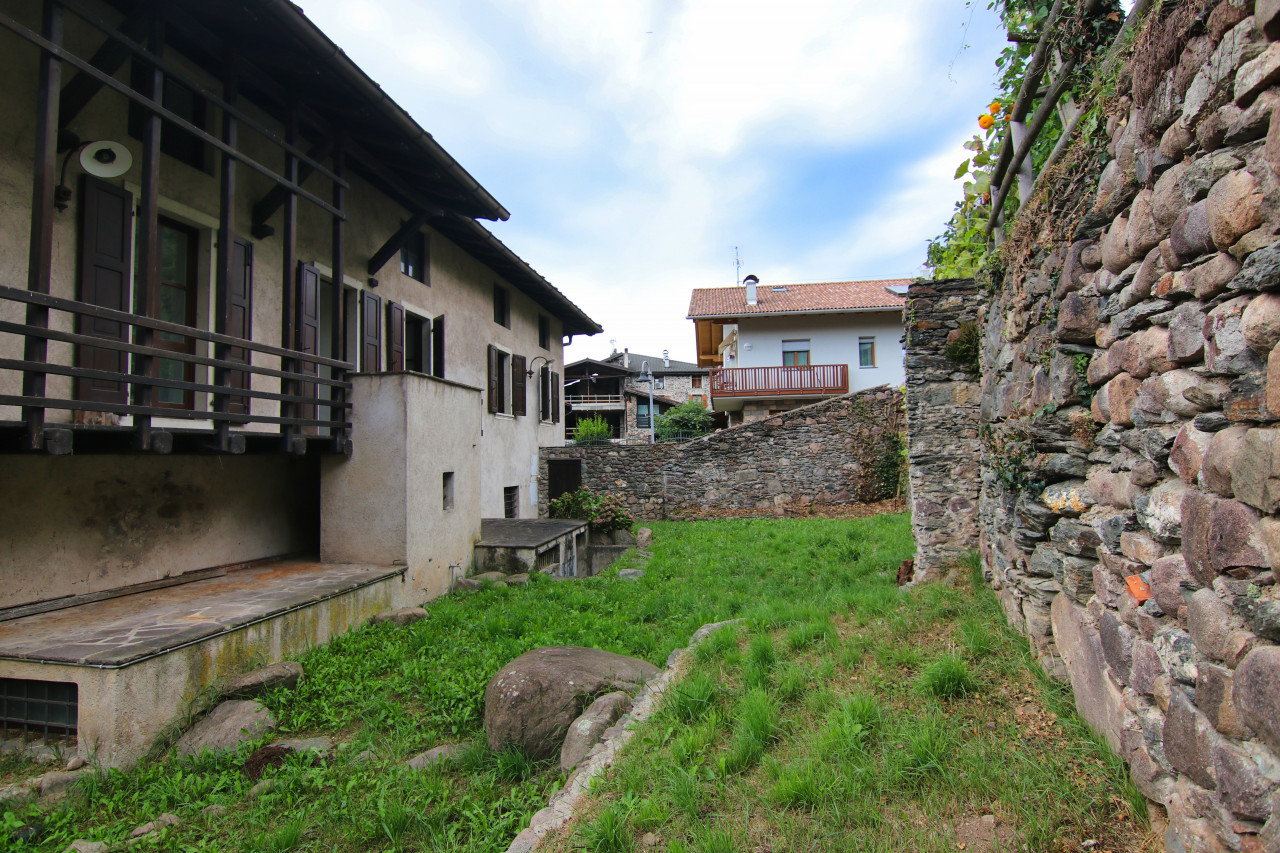 Madrano la casa con la strada imprigionata