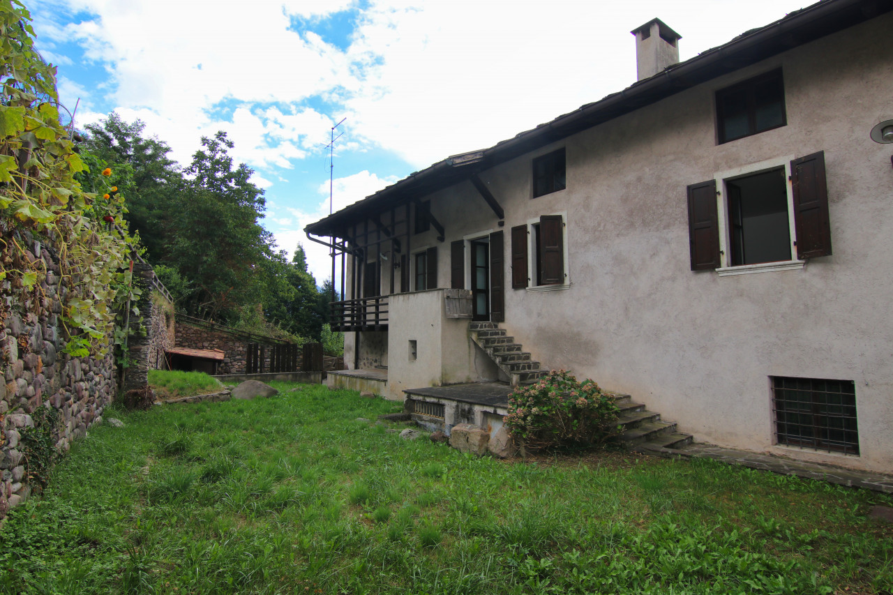 Madrano la casa con la strada imprigionata
