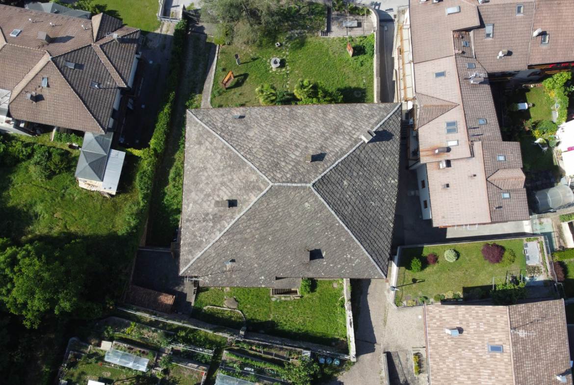 Madrano la casa con la strada imprigionata