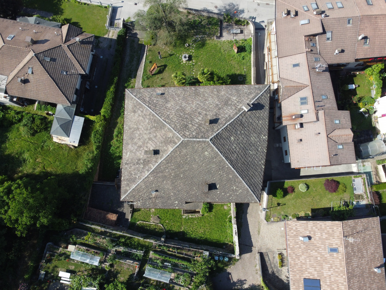 Madrano la casa con la strada imprigionata