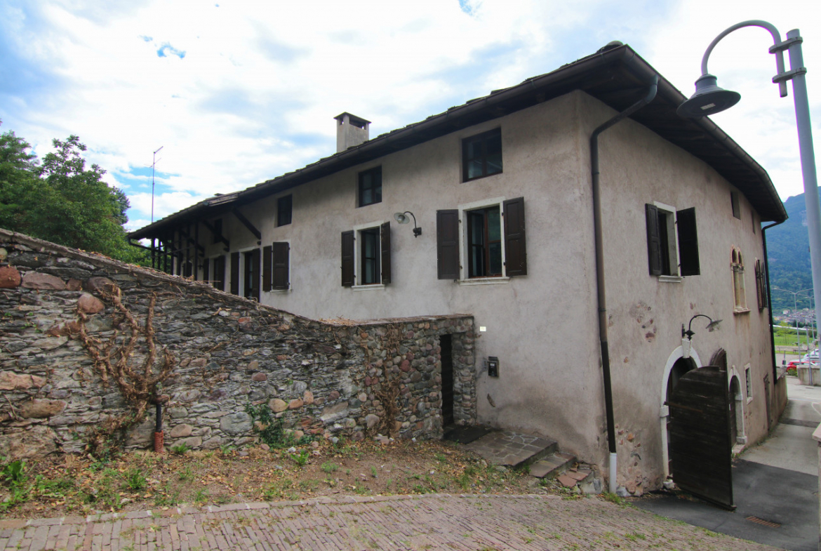 Madrano la casa con la strada imprigionata