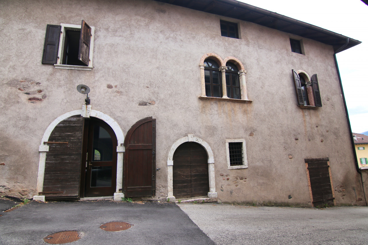 Madrano la casa con la strada imprigionata