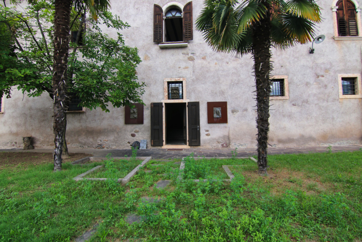 Madrano la casa con la strada imprigionata