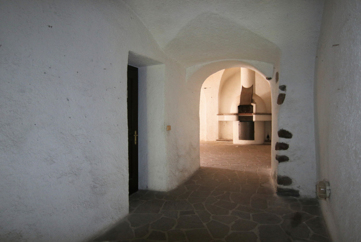 Madrano la casa con la strada imprigionata