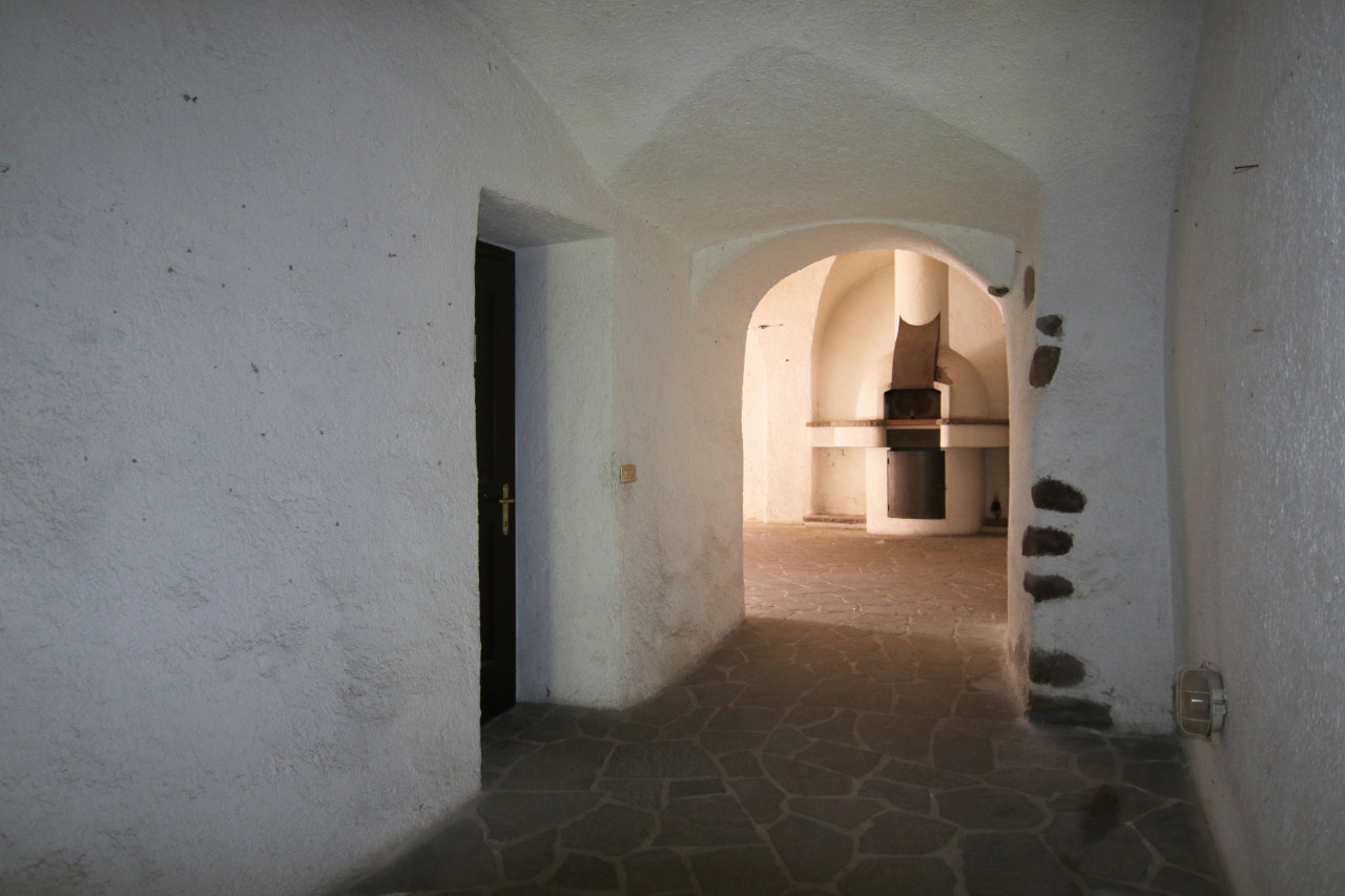 Madrano la casa con la strada imprigionata