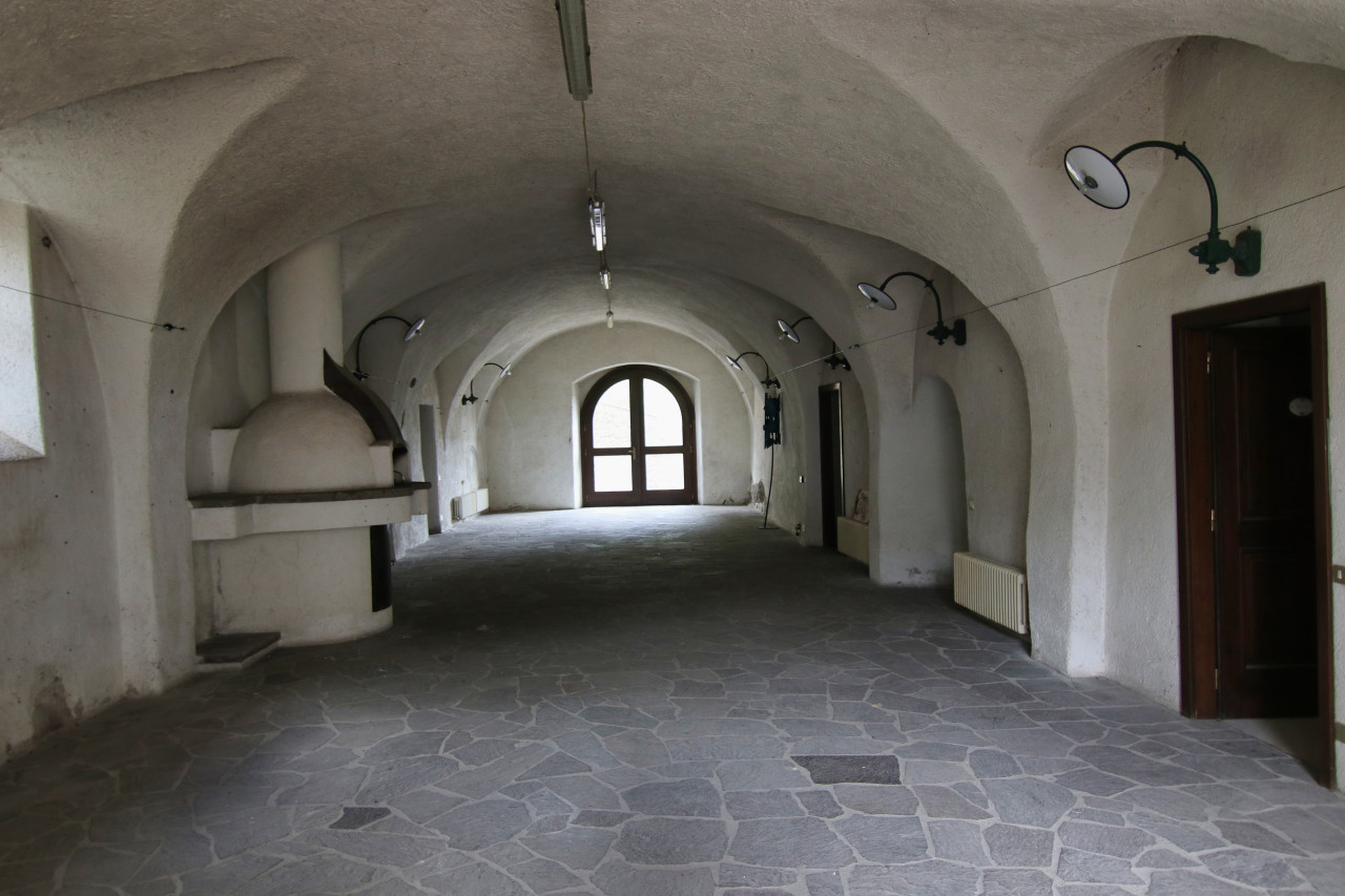 Madrano la casa con la strada imprigionata