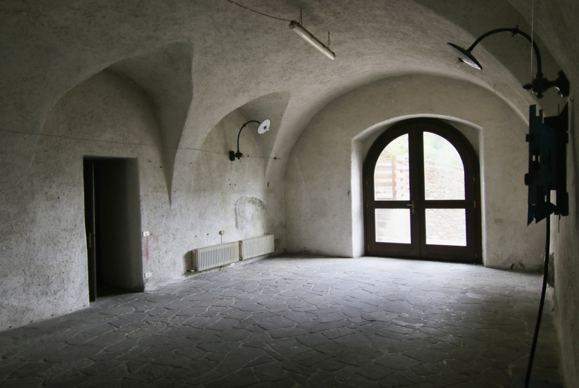 Madrano la casa con la strada imprigionata