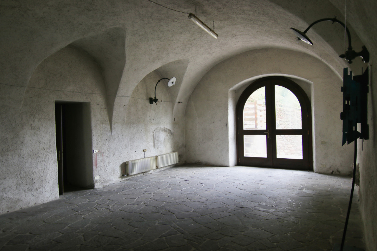 Madrano la casa con la strada imprigionata