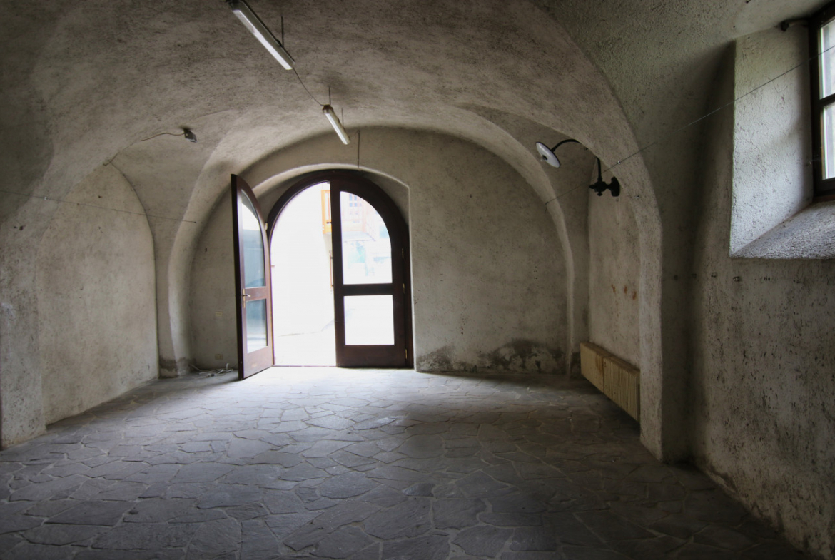 Madrano la casa con la strada imprigionata