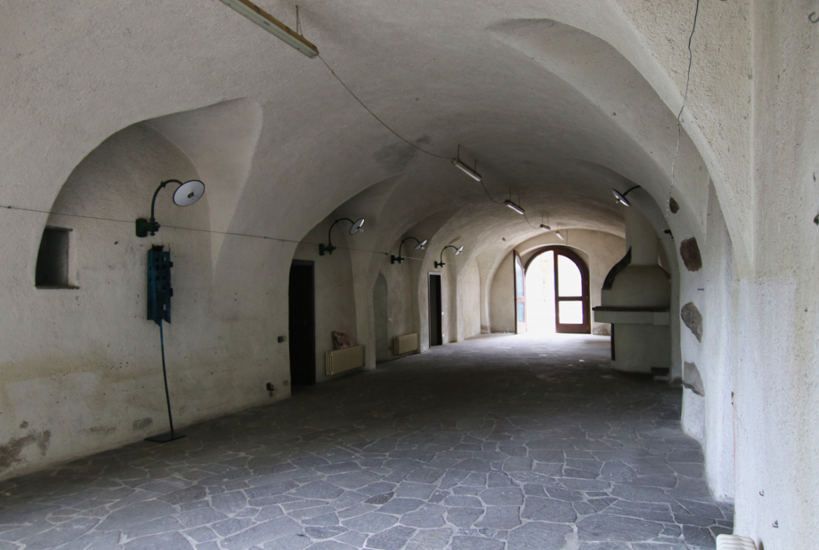 Madrano la casa con la strada imprigionata